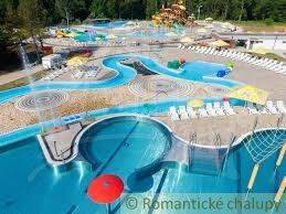 Aquapark s tobogány a bazény v Štefanovičové, ideální pro letní rekreaci.