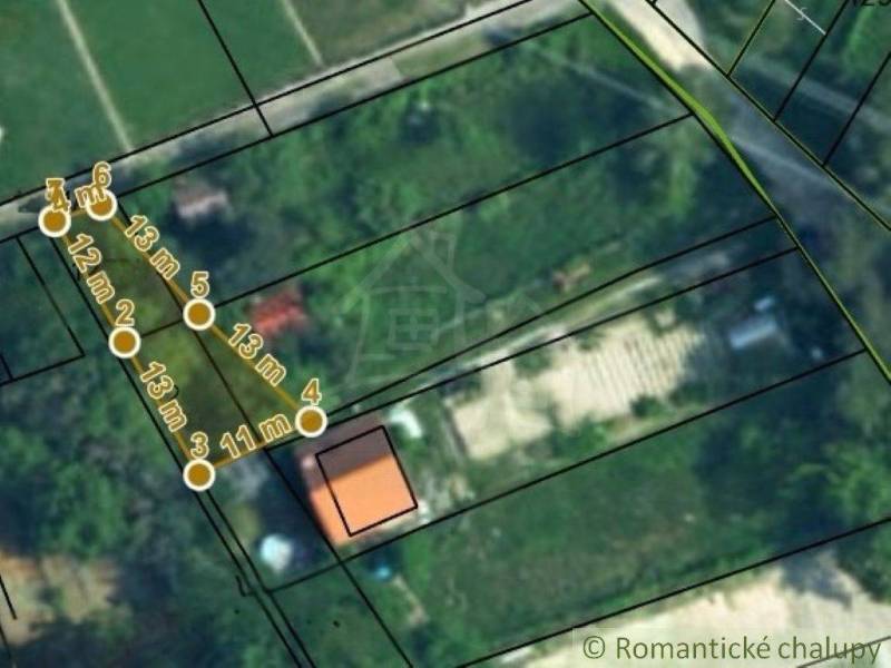 Letecký pohled na nemovitost v zahradách Malacek s vyznačenou délkou hranic pozemku.