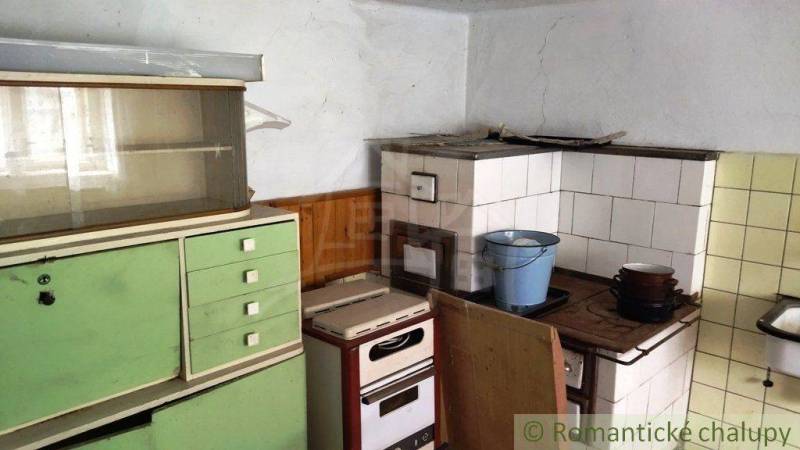 Kuchyně s tradičním kredencem a pecí v rodinném domě, retro styl.