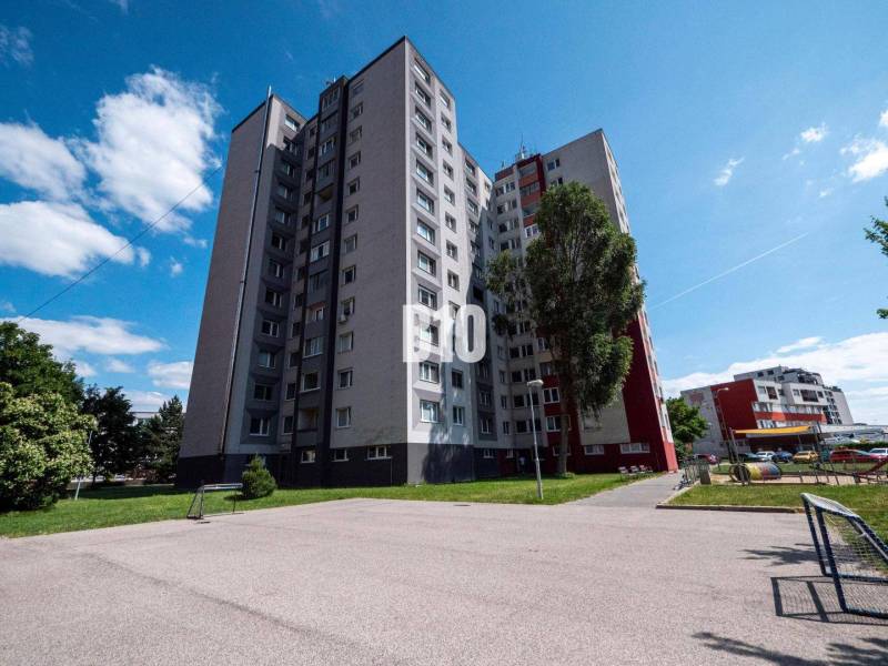 Bytový dům v Bratislavě na Andrusovově ulici s okolím a hřištěm.
