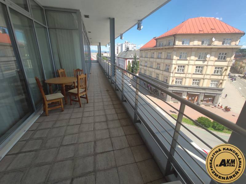 Balkón na ulici J. Kotáčka, s výhledem na město Zvolen a okolní kanceláře.