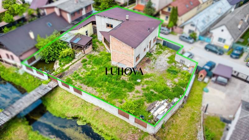 Rodinný dům na Kapitána Nálepku v Beluši s prostorným dvorem, oplocený u kanálu.