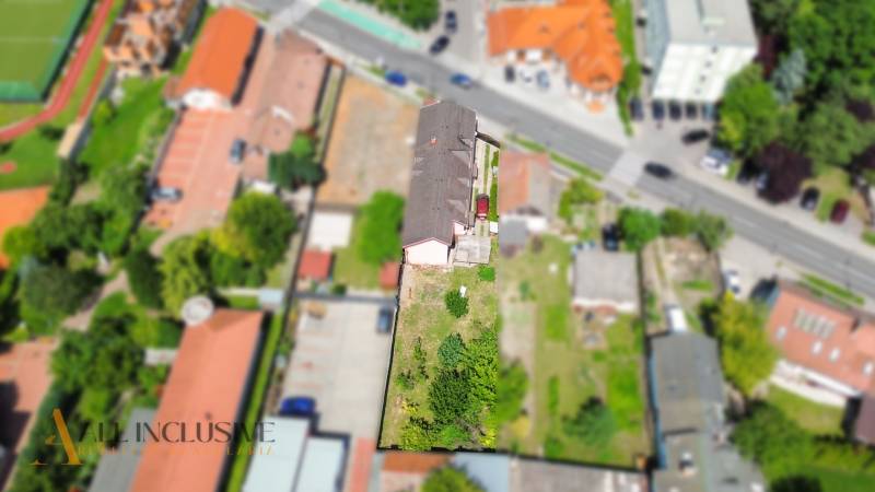 Pohled shora na rodinný dům a zahradu na ulici Gyuly Szabóa v Dunajské Stredě.