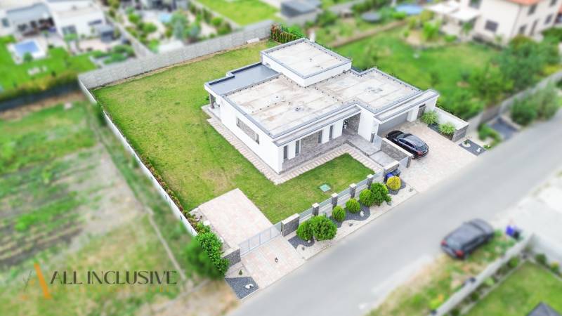 Rodinný dům v Dunajském Klátově s rozlehlou zahradou, cestou a zaparkovaným autem.