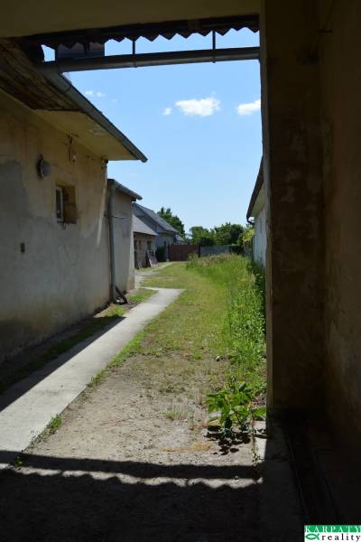 Exteriér obchodních prostor v Borském Svätém Juru s dvory a zelení.