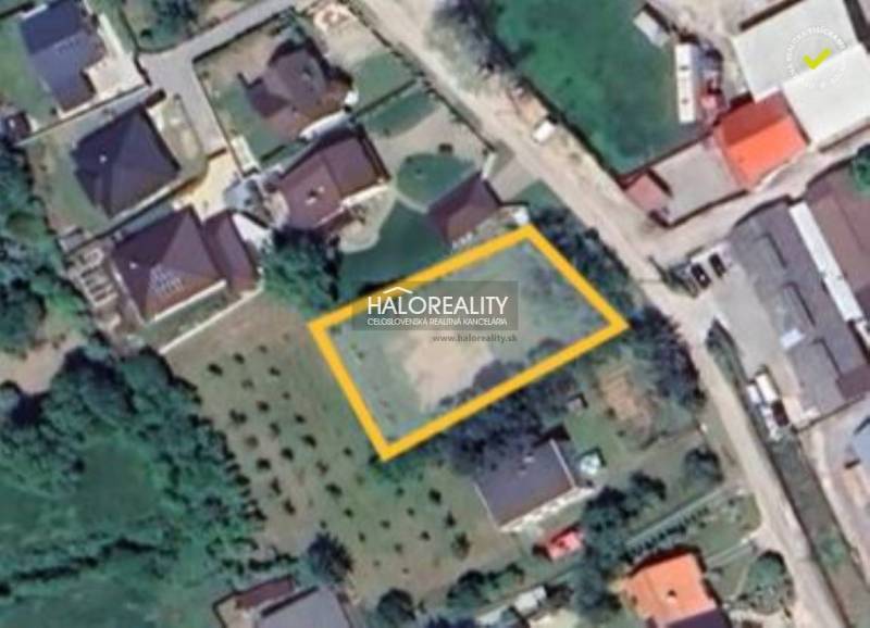 Letecký pohled na pozemky k bydlení v Žabokrekách nad Nitrou, ohraničené žlutou linií.