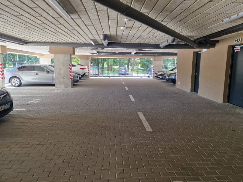 Podzemní parkovací prostory s auty v blízkosti 2pokojového bytu na Sadové ulici v Senici.