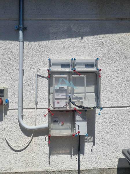 Elektrické rozvody na fasádě rodinného domu v Ipolyveci.