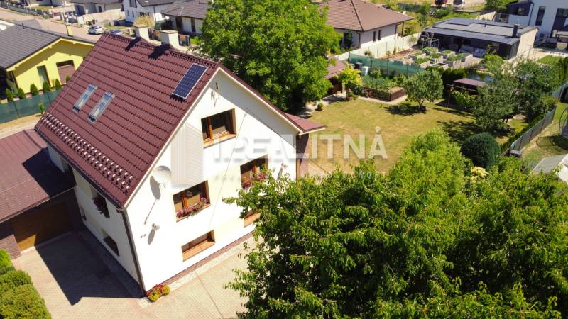 Rodinný dům v Kriváni na ulici Kriváň s prostornou zahradou a udržovaným trávníkem.