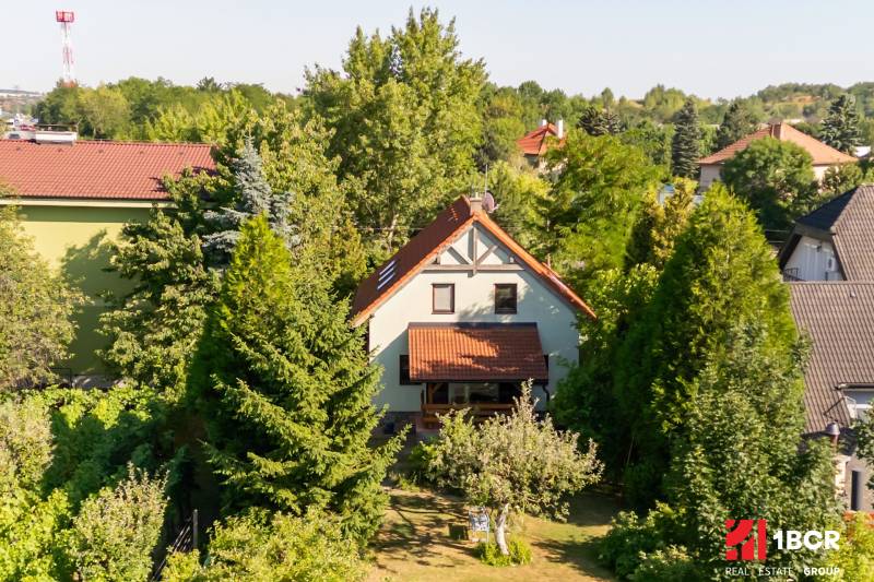 Rodinný dům v Pezinku na Senecké ulici, obklopený stromy a zahradou.