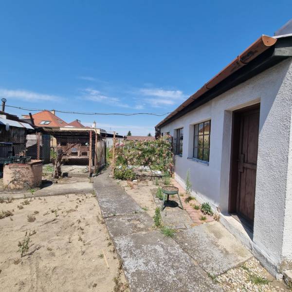 Rodinný dům na ulici Riadok v Malackách se starší zahradou a dvorem.