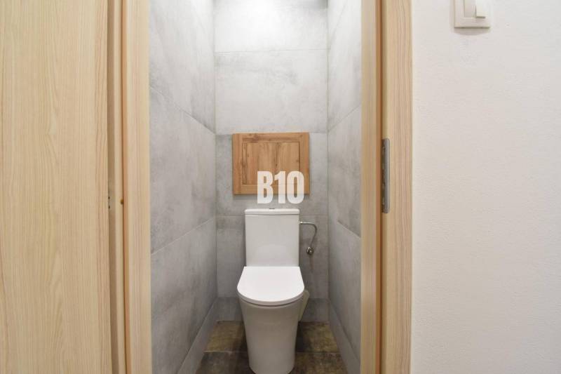 Toaleta s jednoduchým designem v 3-pokojovém bytě.