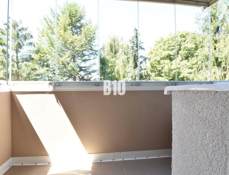 Zasklený balkon s výhledem na zeleň u 3pokojového bytu v Bytči.