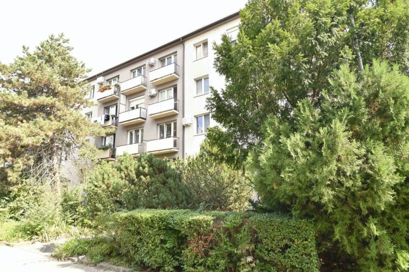Bytový dům obklopený zelení na Smolnické ulici v Bratislavě - Ružinově, s balkony.