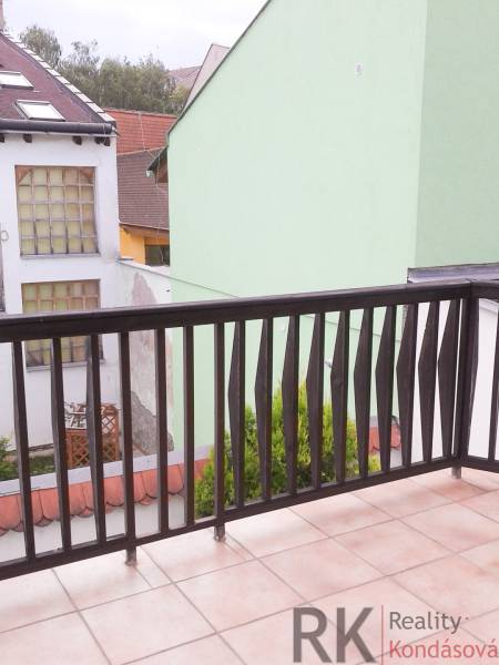 Balkon s výhledem na budovy, 2pokojový byt na Vrátnej ulici v Košicích.