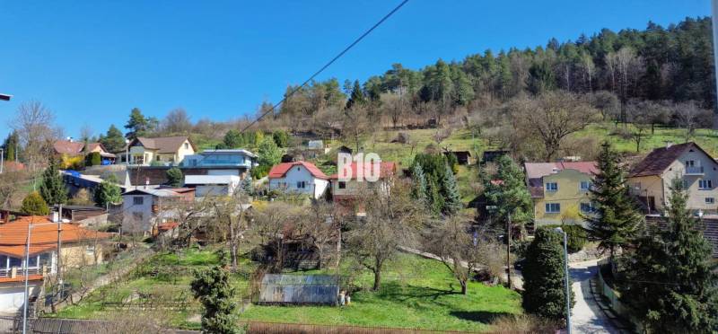 Domy na svahu s lesem na okraji Považské Bystrice.