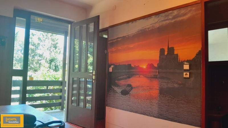 Otevřený balkon, velkoformátový obraz s motivem západu slunce v rodinném domě.