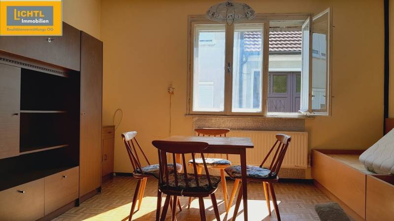 Pokoj se stolem a židlemi osvětlený sluncem, Výstavba bytů.