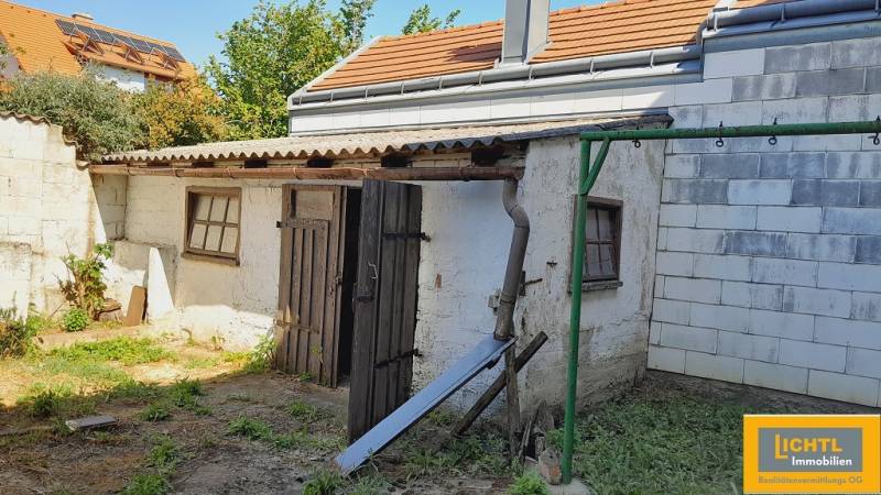 Starší hospodářský objekt na dvoře během výstavby bytů v Joise.