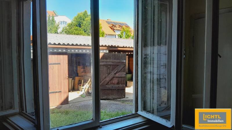 Pohled z okna na dvůr s dřevěným přístřeškem, Výstavba bytů.