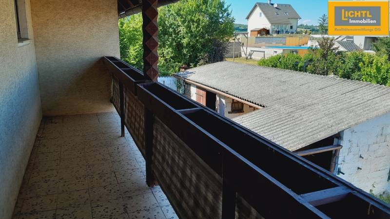 Balkon při výstavbě bytů v Jois s výhledem na okolí.