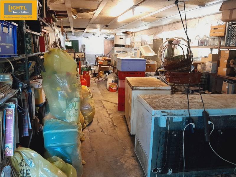 V gastro prostorech se nacházejí regály s krabicemi a mrazicí boxy.