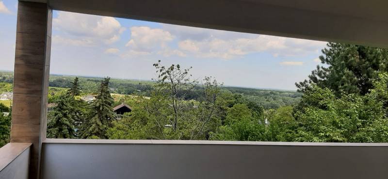Výhled z vily na zeleň a oblohu v Hainburgu an der Donau.