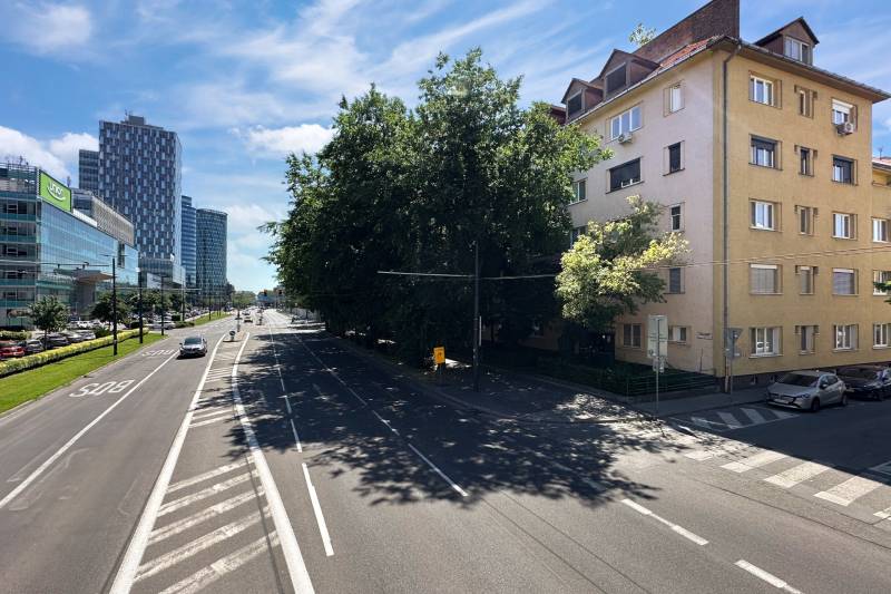Cesty a budovy na Karadžičově ulici v Bratislavě - Staré Město, obklopené zelení.