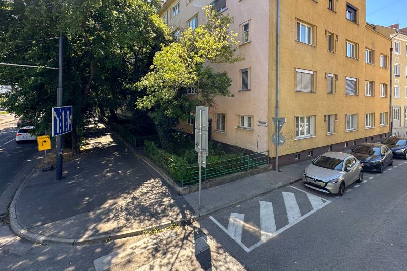 Ulice Karadžičova v Bratislavě - Staré Město s budovou a zaparkovanými auty.