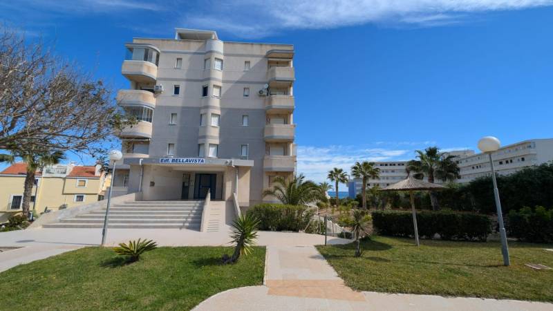 Pětiposchoďová budova Bellavista s balkóny v Torrevieja na ul. Aquiles, garsonka.