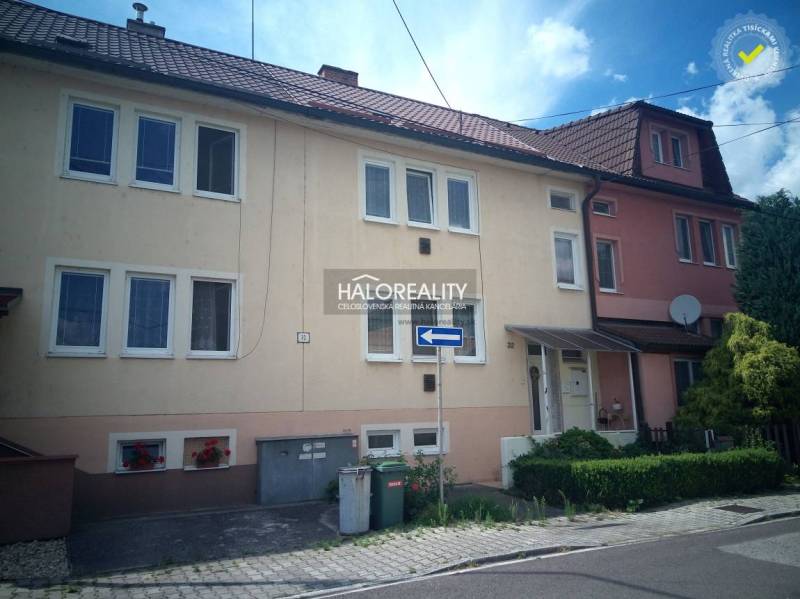 Rodinný dům v Novácích s garáží a květinovou výzdobou na fasádě.