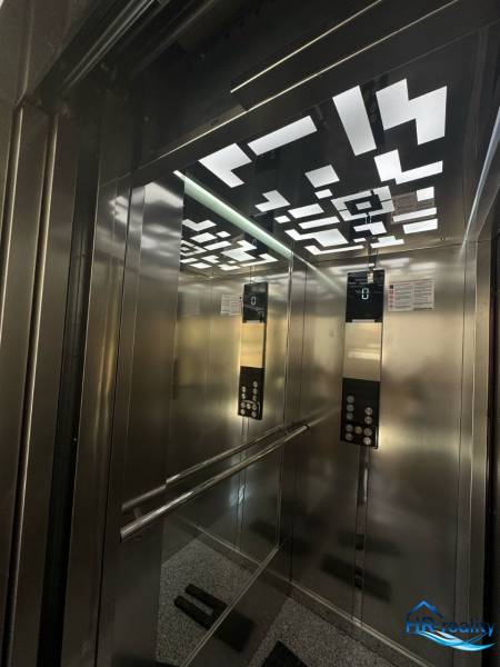 Interiér výtahu s moderním osvětlením a zrcadly v Rekreačním apartmánu.
