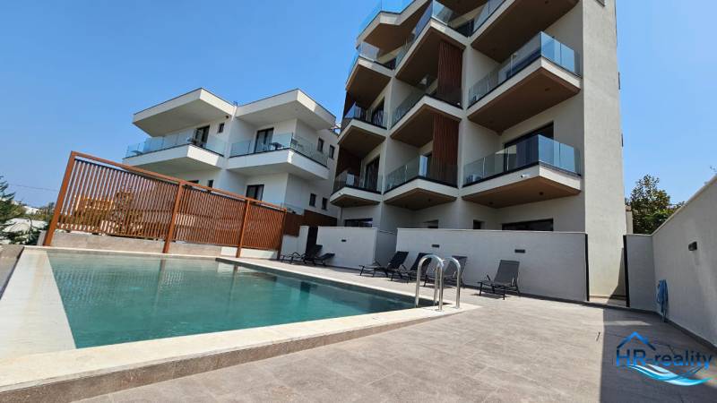 Rekreační apartmán v Ksamile s bazénem a velkou terasou na relaxaci.