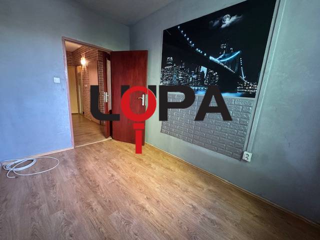 Pokoj v 3-pokojovém bytě s podlahou, modrou stěnou a dveřmi, dekorace města.