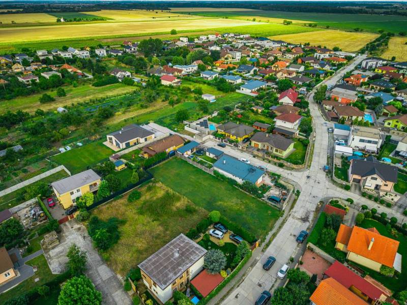 Letecký pohled na Průmyslovou ulici v Nové Dedince, okolní pozemky a domy, Pozemky - bydlení.