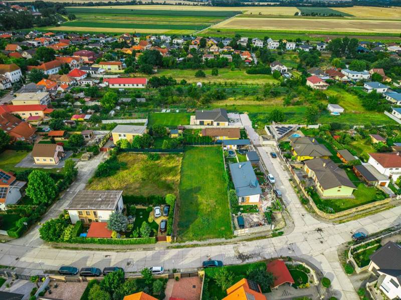 Letecký pohled na domy a pozemky - bydlení v Nové Dědince na Majerské ulici.