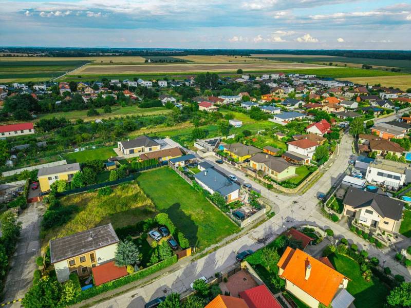 Letecký pohled na rodinné domy a zahrady v lokalitě Nová Dedinka, Majerská, Pozemky - bydlení.