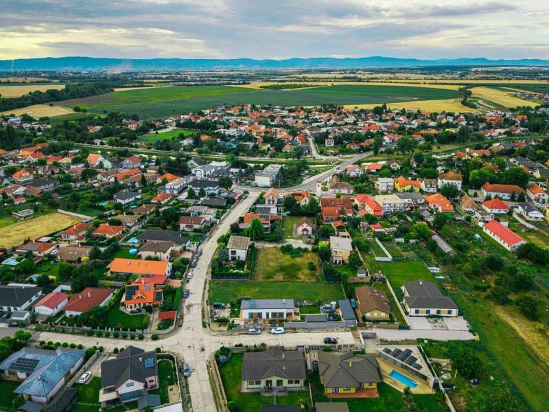 Letecký pohled na domy a pozemky určené k bydlení v Nové Dedince na Majerské ulici.