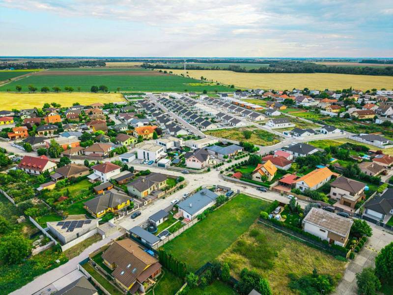 Pohled z ptačí perspektivy na obytné domy na Majerské v Nové Dedince, pozemky - bydlení.