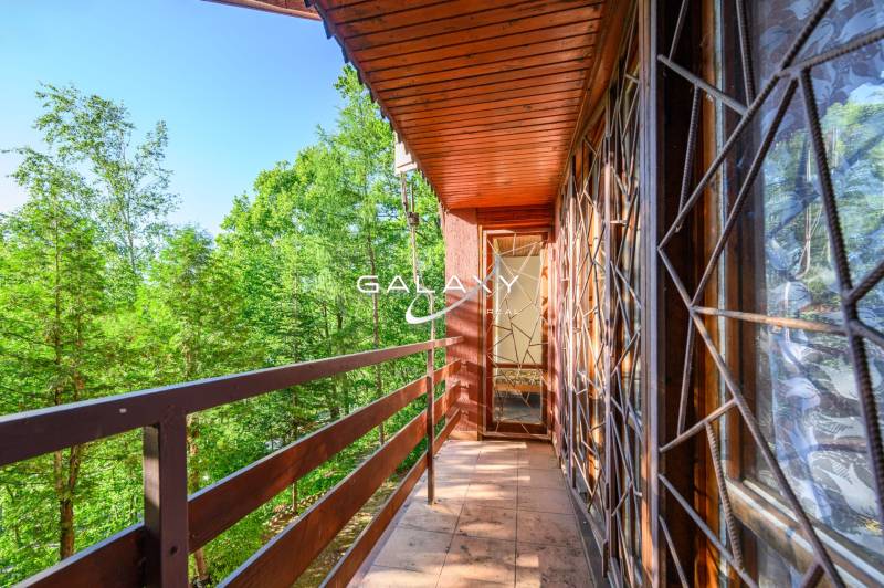 Balkon na chatě u Ružiné s výhledem do zeleně.