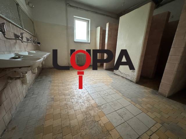 Interiér budovy s umyvadly a toaletami.