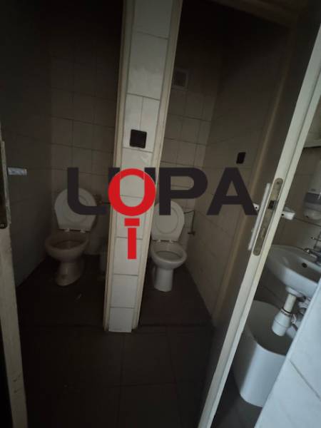 Interiér budovy: dvě oddělené toalety s umyvadlem.