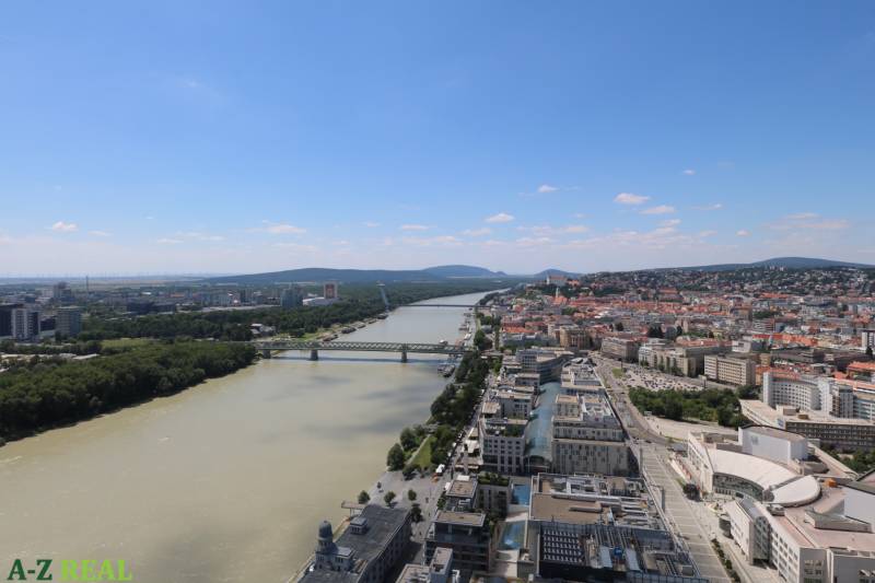 Pohled na řeku Dunaj a budovy v Bratislavě - Starém Městě z Pribinovy ulice.
