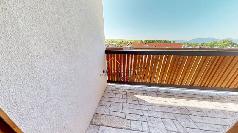 Balkon 2-pokojového bytu v Demänovské Dolině s výhledem na přírodní scenérii.