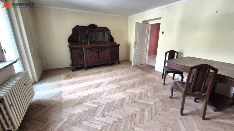 Dřevěný nábytek a parkety v 3-pokojovém bytě s retro atmosférou.