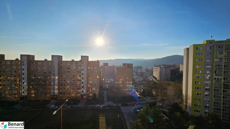 Pohled na sídlištní bytovky na Bukurešťské ulici, část Sídliště Ťahanovce, Košice.