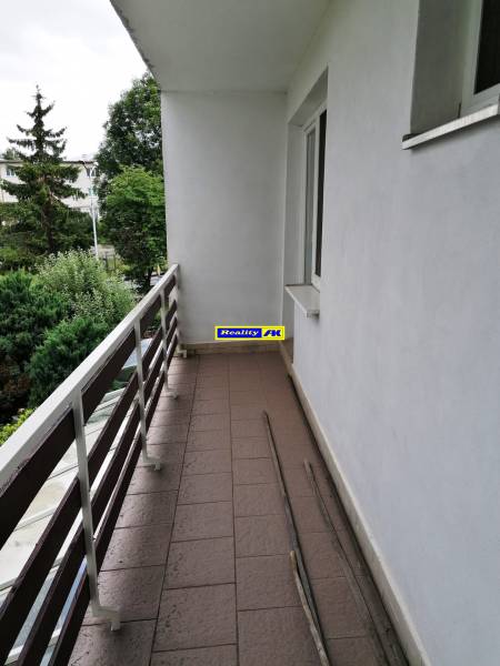 Balkón rodinného domu na ulici J.Š.Šikuru v Martině s výhledem na zeleň.
