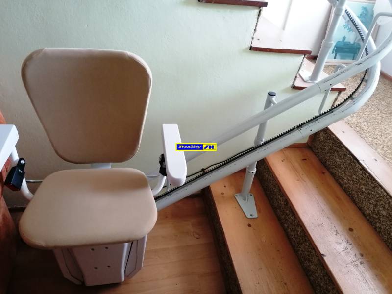 Schodišťová židle v rodinném domě usnadňuje pohyb po schodech.