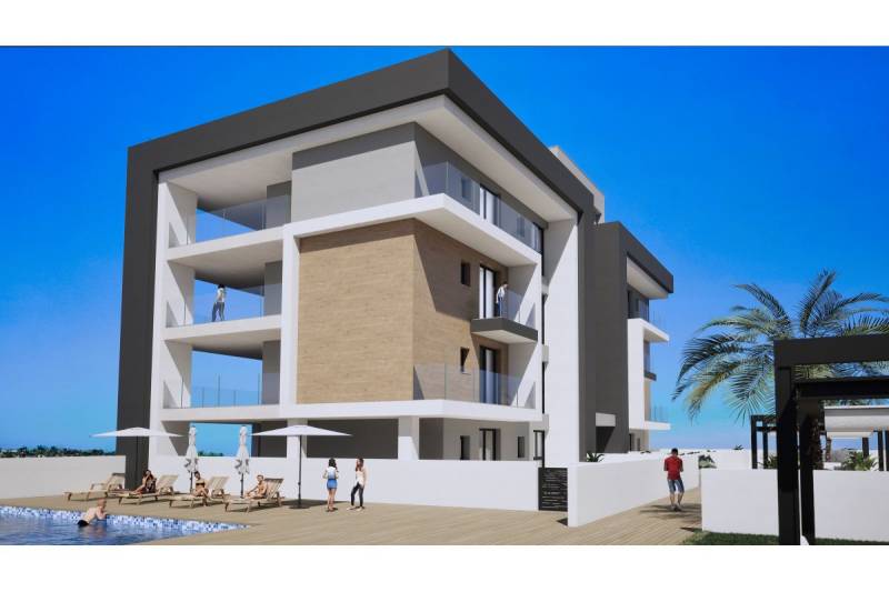 Rekreační apartmán v Los Alcázares s bazénem a palmami v pozadí.