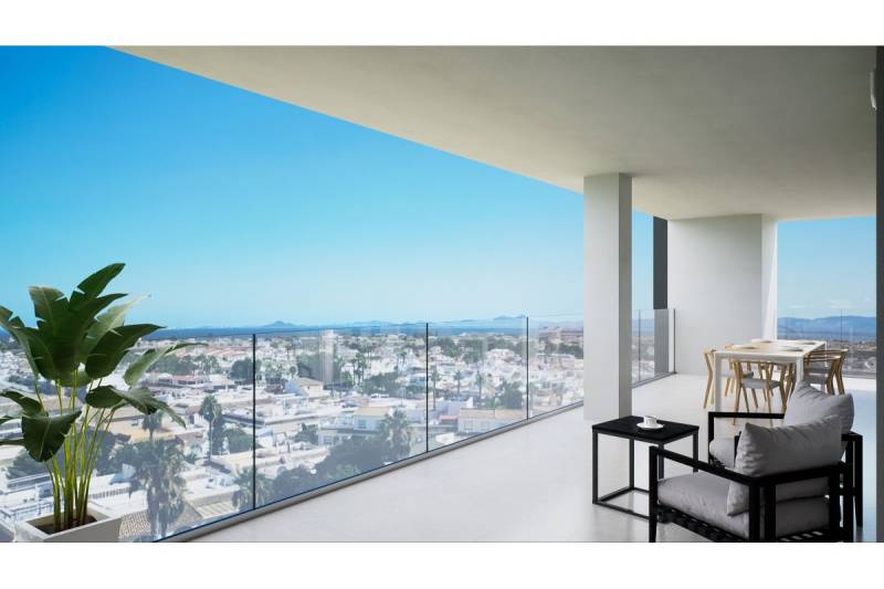 Balkon rekreačního apartmánu v Los Alcázares s výhledem na město a pohoří.